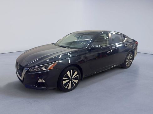 Used 2022 Nissan Altima 2.5 SV w/ SV Premium Package AWD/4WD image 3