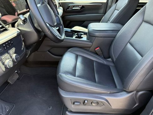 Used 2025 Chevrolet Suburban Z71 AWD/4WD image 8