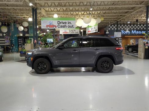Used 2024 Jeep Grand Cherokee Altitude AWD/4WD image 11