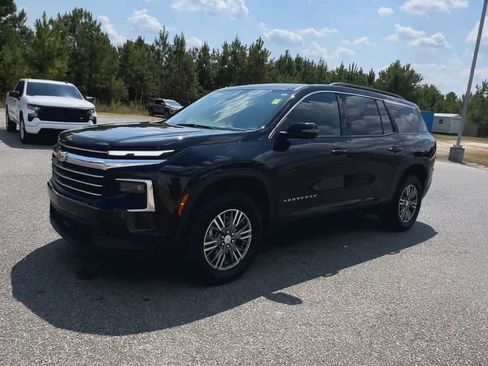 Used 2025 Chevrolet Traverse LT image 4