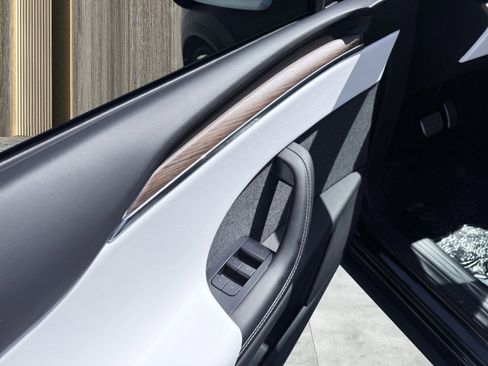 Used 2022 Tesla Model X image 27