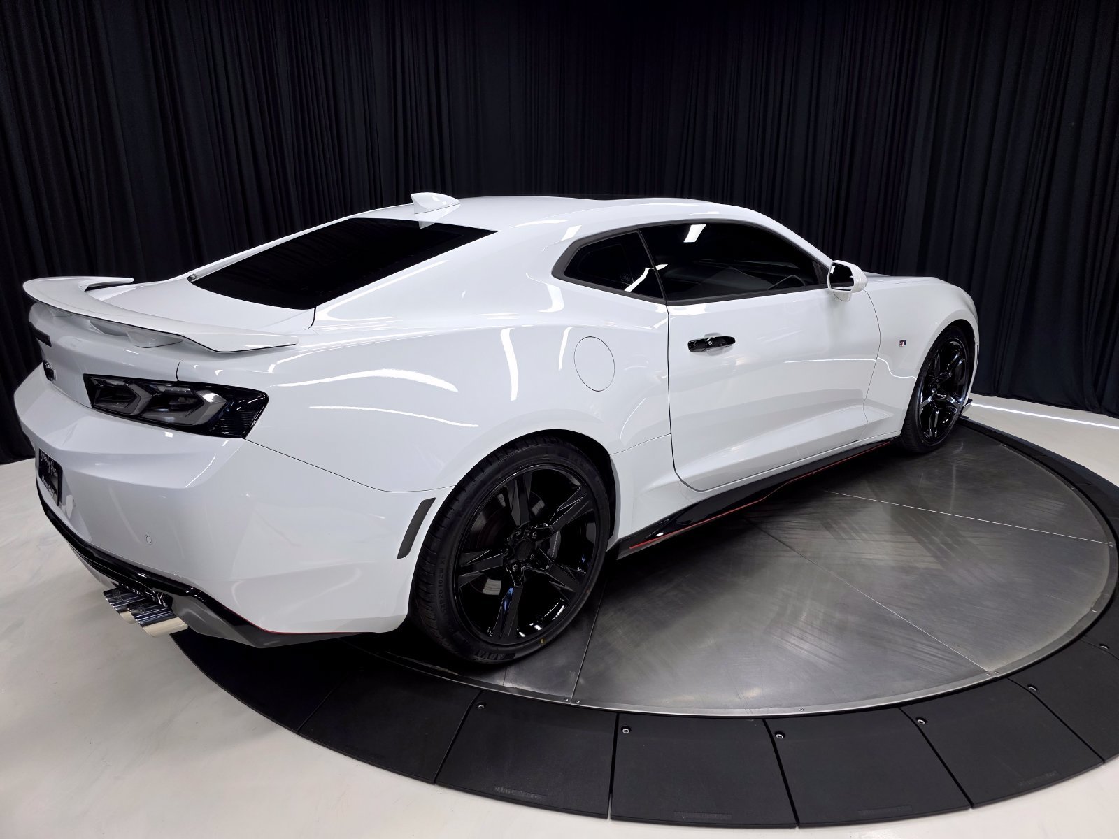 Used 2018 Chevrolet Camaro SS RWD image 13