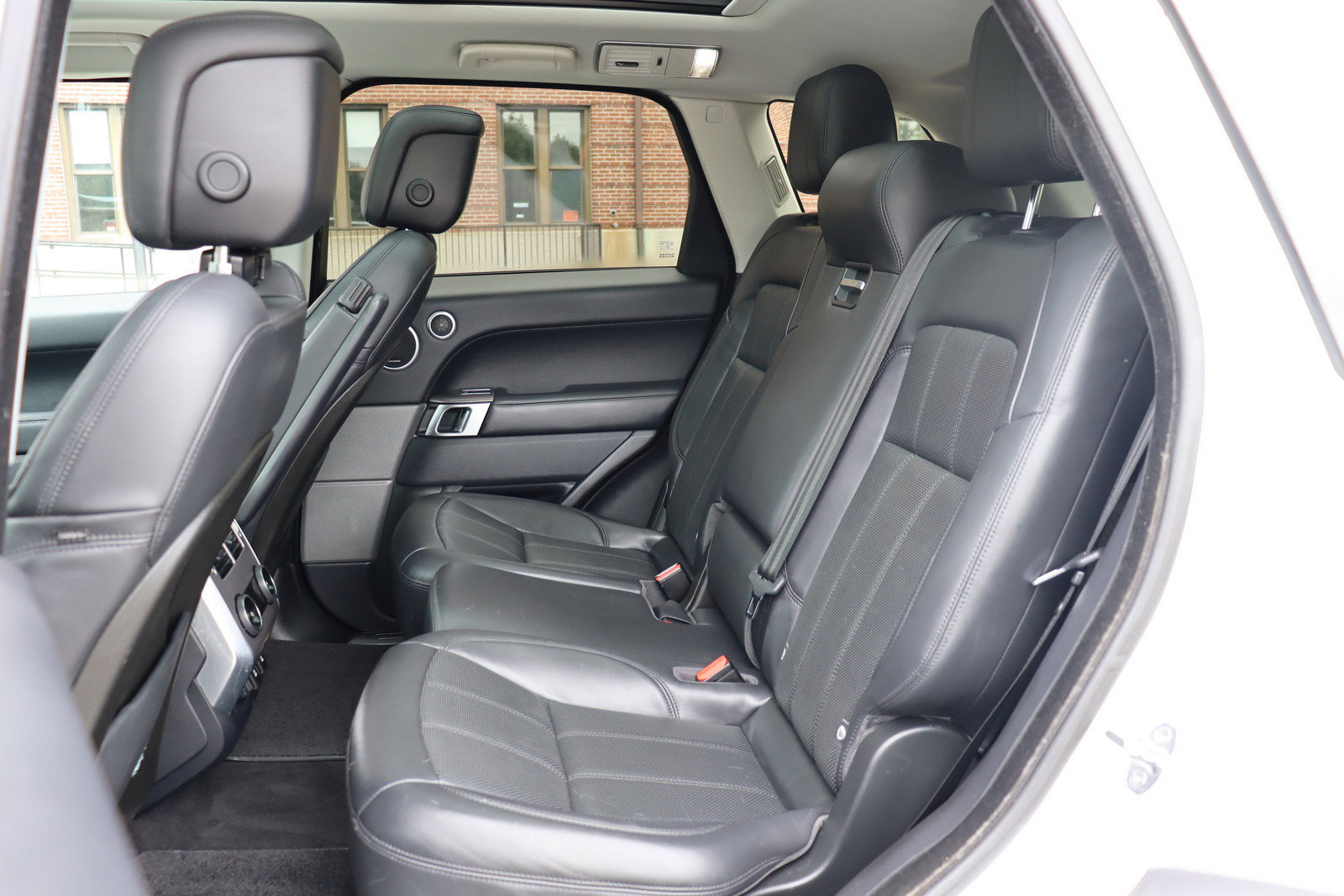 Used 2018 Land Rover Range Rover Sport HSE AWD/4WD image 16