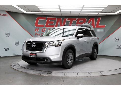 New 2025 Nissan Pathfinder SV image 2