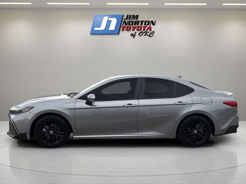 Used 2025 Toyota Camry SE w/ Convenience Package FWD image 8