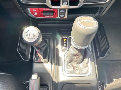 Used 2023 Jeep Gladiator Rubicon w/ LED Lighting Group AWD/4WD image 31