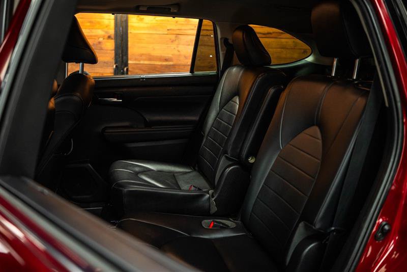 Used 2020 Toyota Highlander XLE AWD/4WD image 11