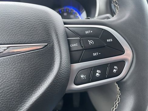 Used 2022 Chrysler Pacifica Touring-L image 22