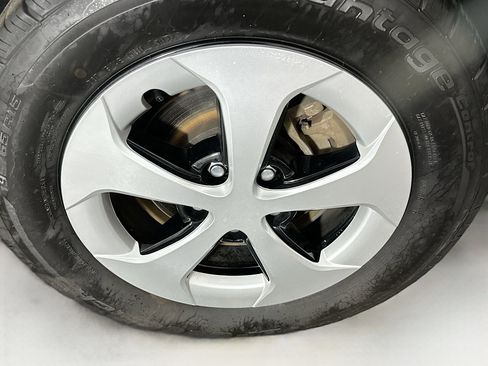 Used 2014 Toyota Prius Four image 11