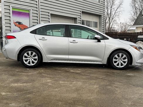 Used 2020 Toyota Corolla LE image 2