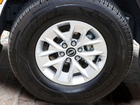 Used 2024 Nissan Frontier SV image 33