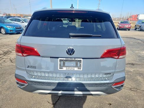 Used 2023 Volkswagen Taos SE image 3