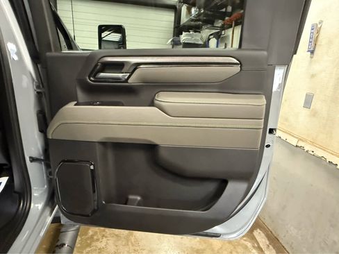 Used 2025 Chevrolet Silverado 2500 ZR2 w/ Technology Package image 26