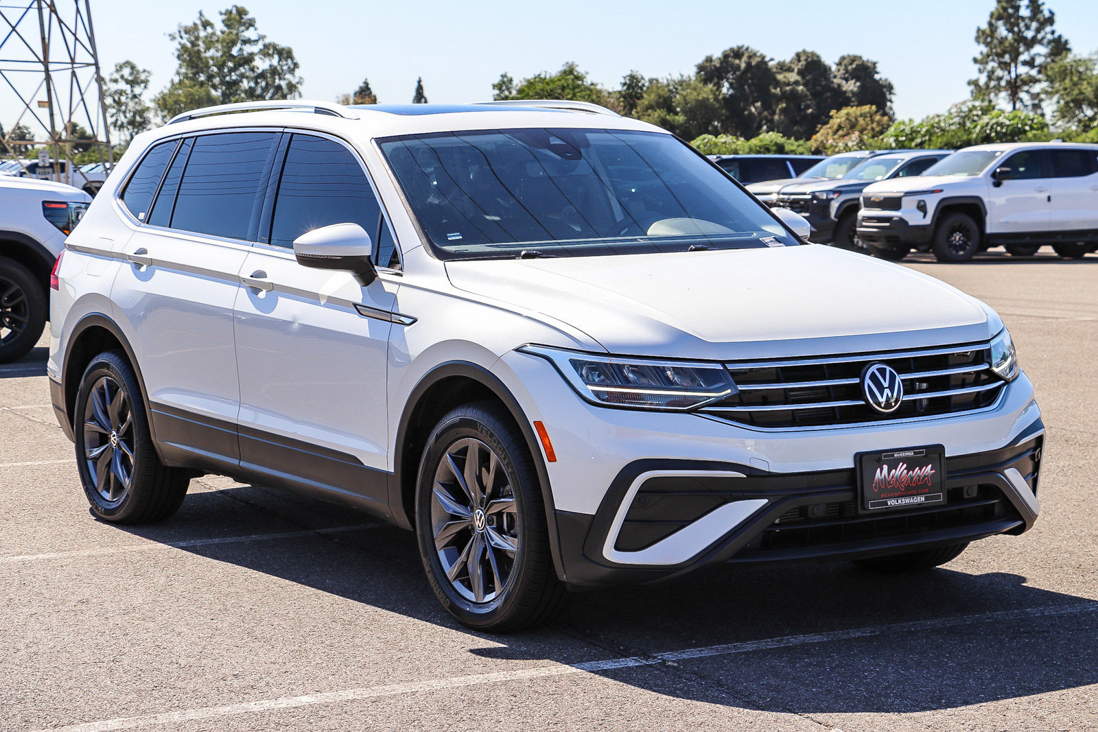 Used 2023 Volkswagen Tiguan SE w/ Panoramic Sunroof Package FWD image 3