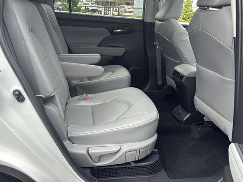 Used 2024 Toyota Highlander XLE image 10