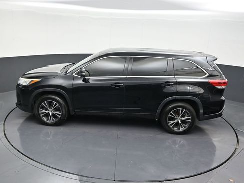 Used 2018 Toyota Highlander LE image 17