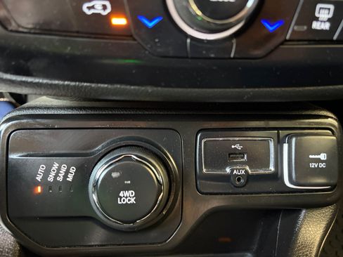 Used 2023 Jeep Renegade Latitude AWD/4WD image 33