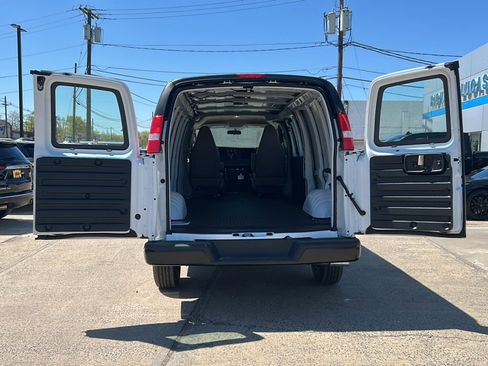 New 2026 Chevrolet Express 3500 Extended RWD image 11