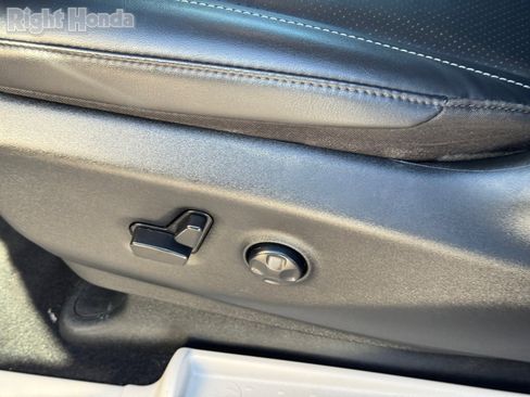 Used 2024 Chrysler Pacifica Touring-L image 17