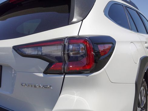 Certified 2025 Subaru Outback Limited AWD/4WD image 5