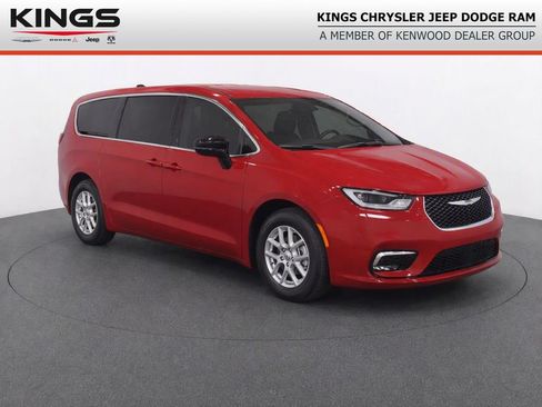 Used 2025 Chrysler Pacifica Select FWD image 1