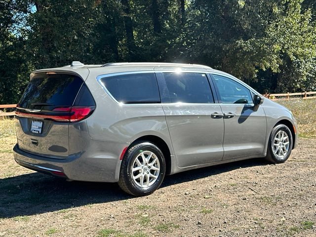 Used 2022 Chrysler Pacifica Touring-L FWD image 9