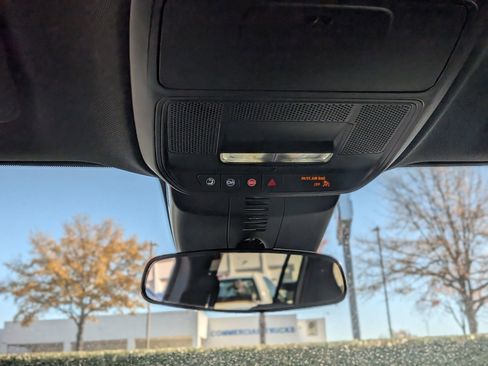 Used 2025 Chevrolet Traverse LT image 32