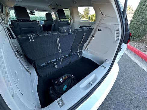Used 2024 Chrysler Pacifica Limited FWD image 36