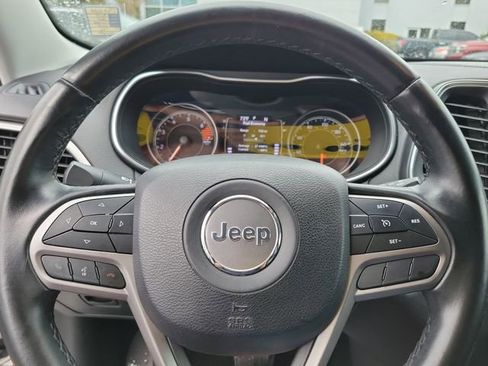 Used 2019 Jeep Cherokee Latitude Plus w/ Comfort/Convenience Group FWD image 20