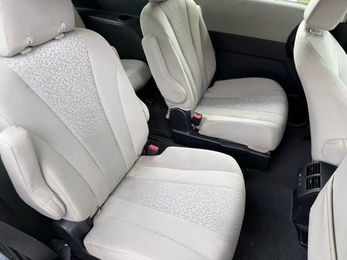Used 2012 MAZDA MAZDA5 Touring w/ Moonroof & Audio Pkg FWD image 20