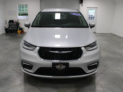 Used 2023 Chrysler Pacifica Touring-L FWD image 3