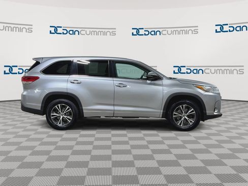 Used 2018 Toyota Highlander LE FWD image 9
