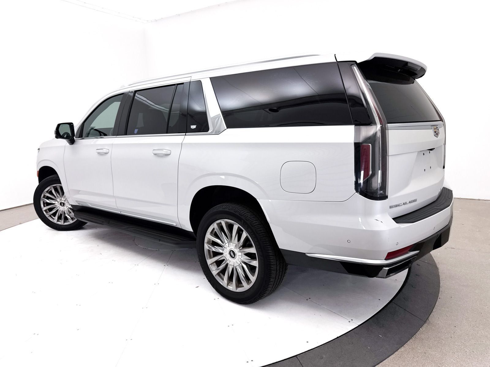 Used 2021 Cadillac Escalade ESV Premium Luxury AWD/4WD image 2