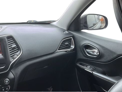 Used 2019 Jeep Cherokee Altitude image 22