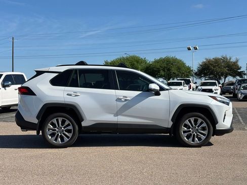 Used 2023 Toyota RAV4 XLE Premium image 4