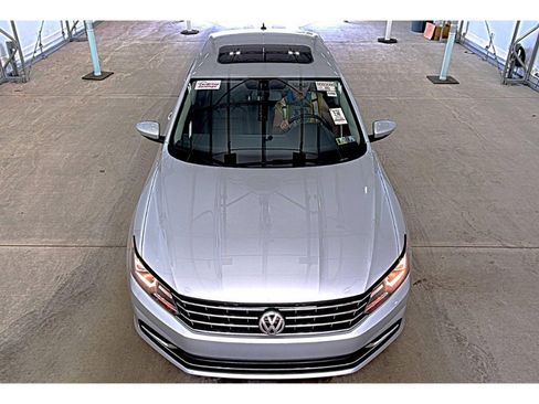Used 2018 Volkswagen Passat 2.0T SE FWD image 2