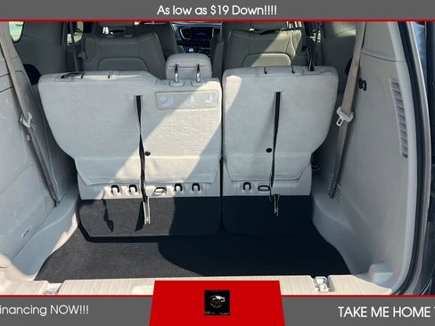 Used 2019 Chrysler Pacifica Touring-L FWD image 19