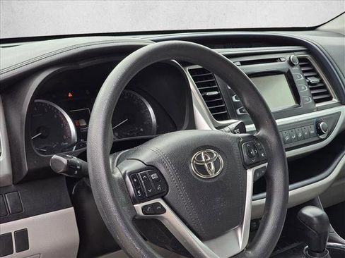 Used 2017 Toyota Highlander LE image 14