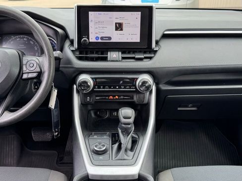 Used 2023 Toyota RAV4 LE AWD/4WD image 4