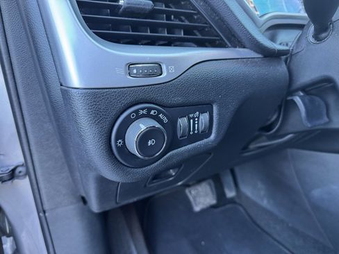 Used 2018 Jeep Cherokee Latitude Plus image 4