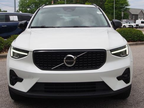 Used 2023 Volvo XC40 B5 Plus AWD/4WD image 3