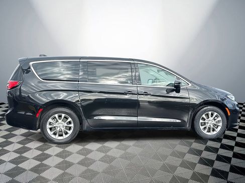 Used 2023 Chrysler Pacifica Touring-L AWD/4WD image 5