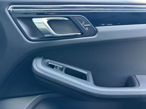 Certified 2025 Porsche Macan AWD/4WD image 19