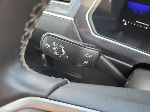 Used 2022 Volkswagen Tiguan SE image 30