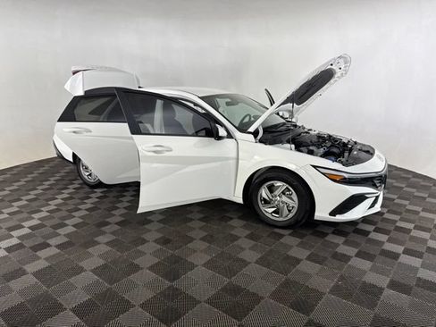 Used 2026 Hyundai Elantra SE FWD image 16