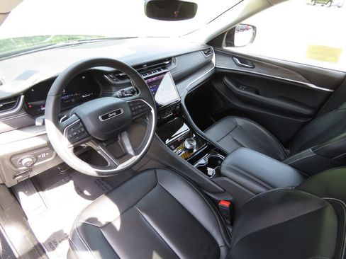 Used 2023 Jeep Grand Cherokee Limited AWD/4WD image 11