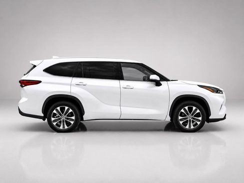 Used 2022 Toyota Highlander XLE FWD image 6