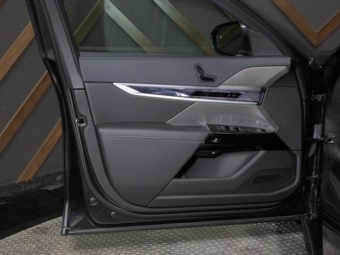 Used 2025 BMW i7 xDrive60 image 44