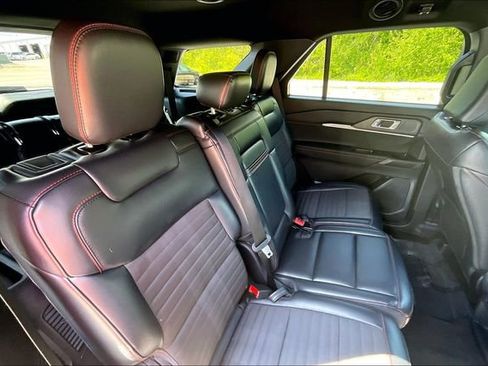 Used 2025 Ford Explorer ST-Line w/ ST-Line Street Pack AWD/4WD image 26