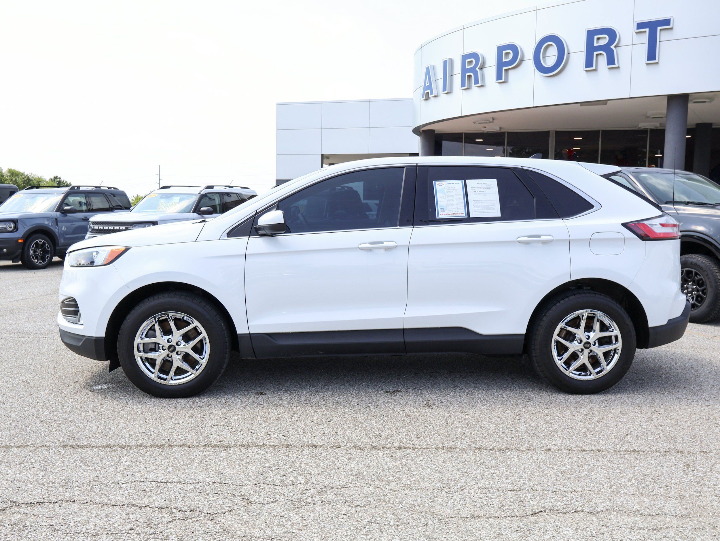 Used 2023 Ford Edge SEL w/ Convenience Package AWD/4WD image 2